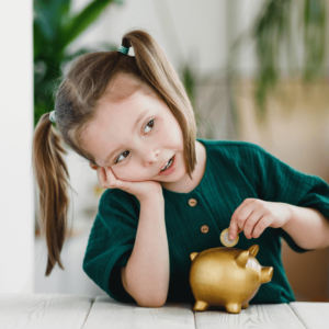 Forme Educação Financeira - Menina economizando dinheiro