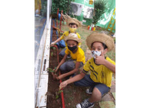 Projeto Horta - Alunos do Período Integral plantando